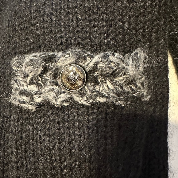 Chanel cardigan from 2011 Fall Collection by Karl Lagerfeld. - Picture 3 of 4